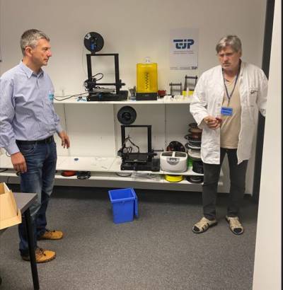 Beim Rundgang mit dem Vorstand Hans-Georg Werner im 3 D Drucker Labor