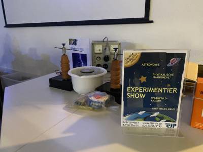 Alle haben auf die Experimentiershow gewartet.