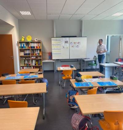 Klassenraum mit Abgeordneten Martin Sattelkau