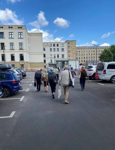 Wir gehen direkt vom Abgeordnetenhaus ber einen internen Weg, vorbei am Bundesfinanzministerium zum Bundesrat