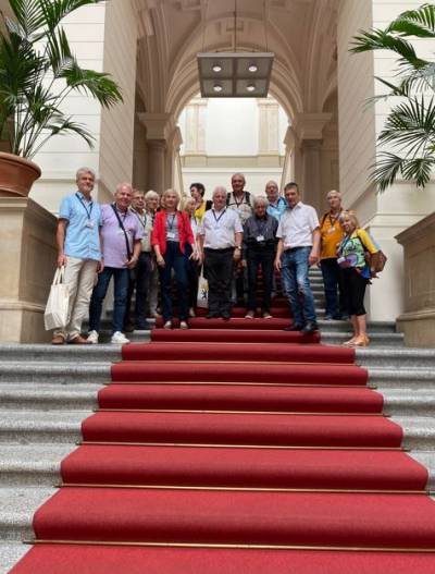 Zum Abschlu im Abgeordnetenhaus von Berlin ein Gruppenfoto auf den imposanten Treppen