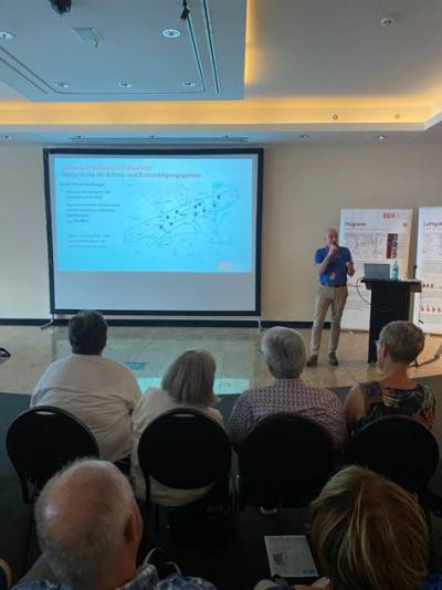 Am Rednerpult Ralf Wagner, Leiter Schallschutz und Umwelt des Flughafens BER